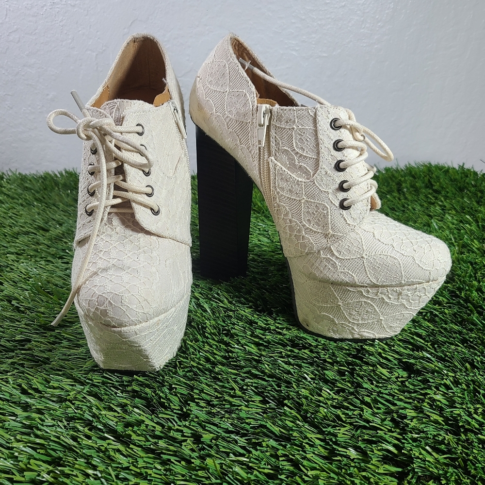 Qupid White Lace Chunky Heels Size 7